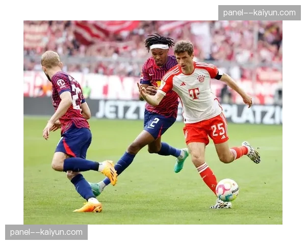 暖心一幕：莱比锡小球迷冲入场内，球员西马坎耐心护送其离场