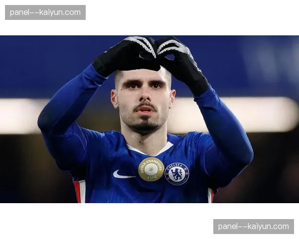 镜头捕捉：洛里昂门将在对方罚角球前，频繁指挥队友调整站位